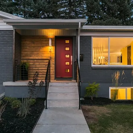 Modern Apartment Close To Freeway!